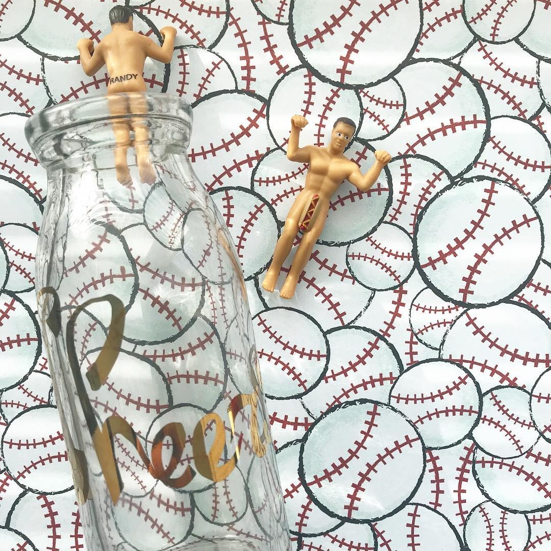 nude buddies 裸体男女杯缘子